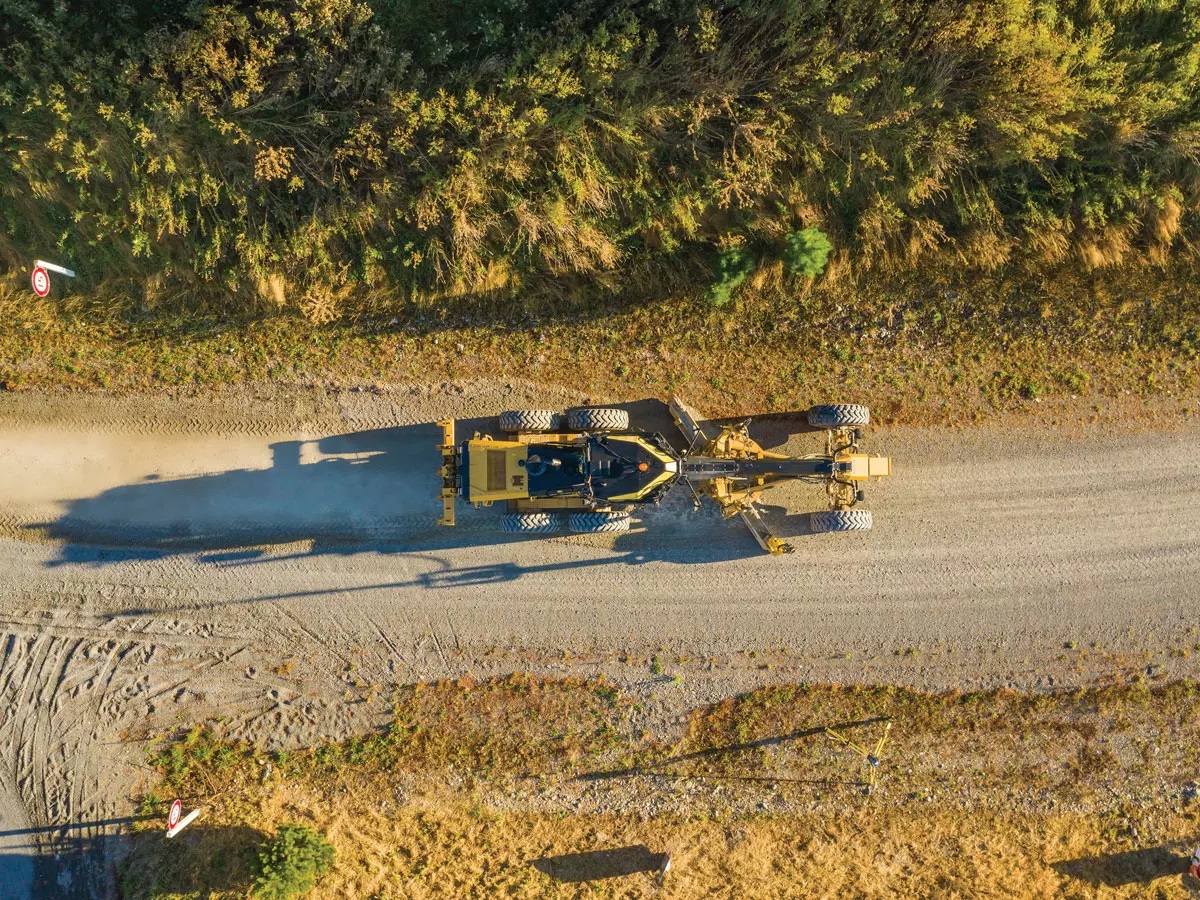 Sistema 3D Trimble Earthworks instalado numa Motoniveladora em ação num terreno em cascalho