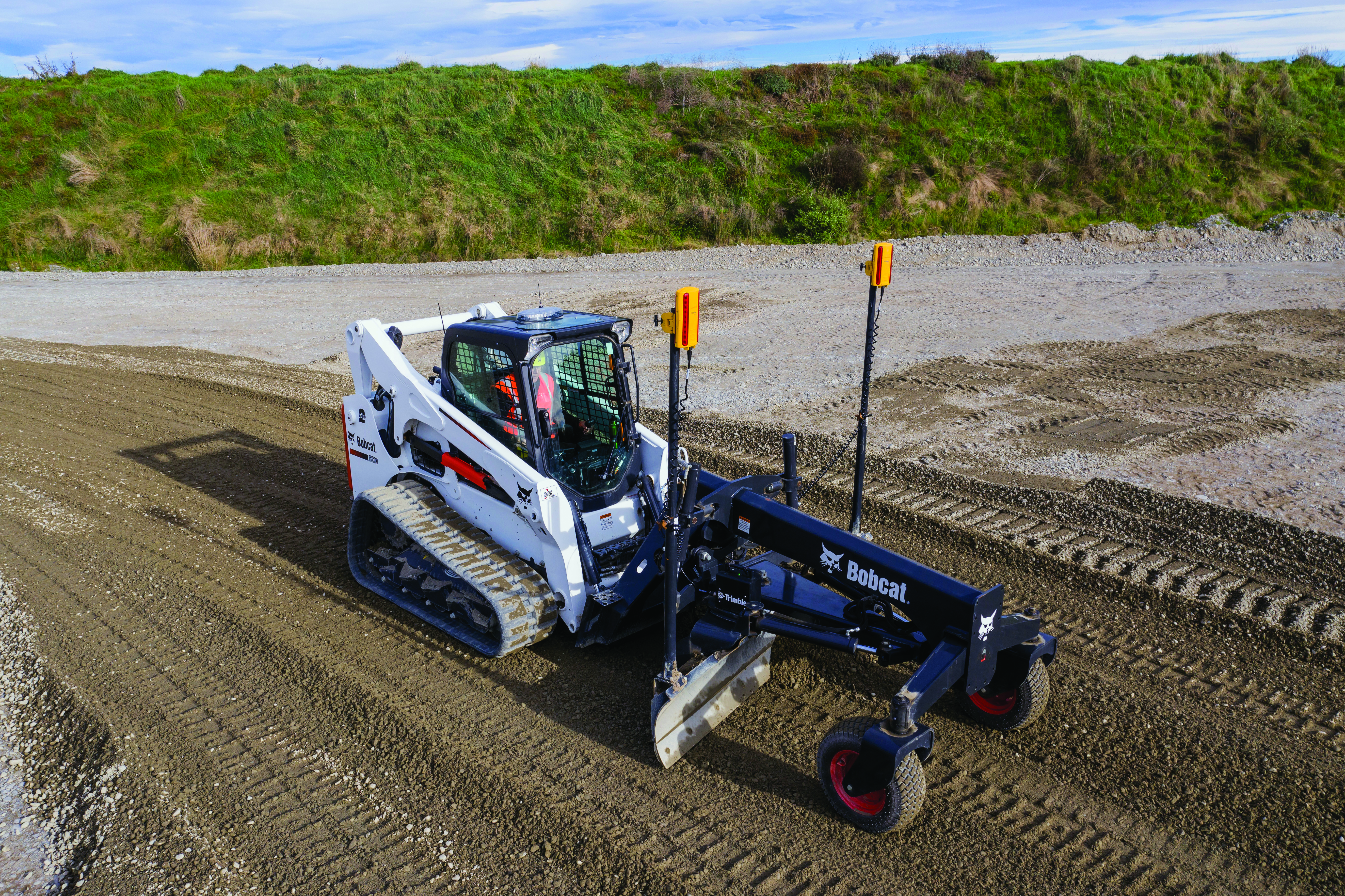 Minicargadora Bobcat con sistema de guiado Trimble Earthwoks realizando trabajos de nivelación