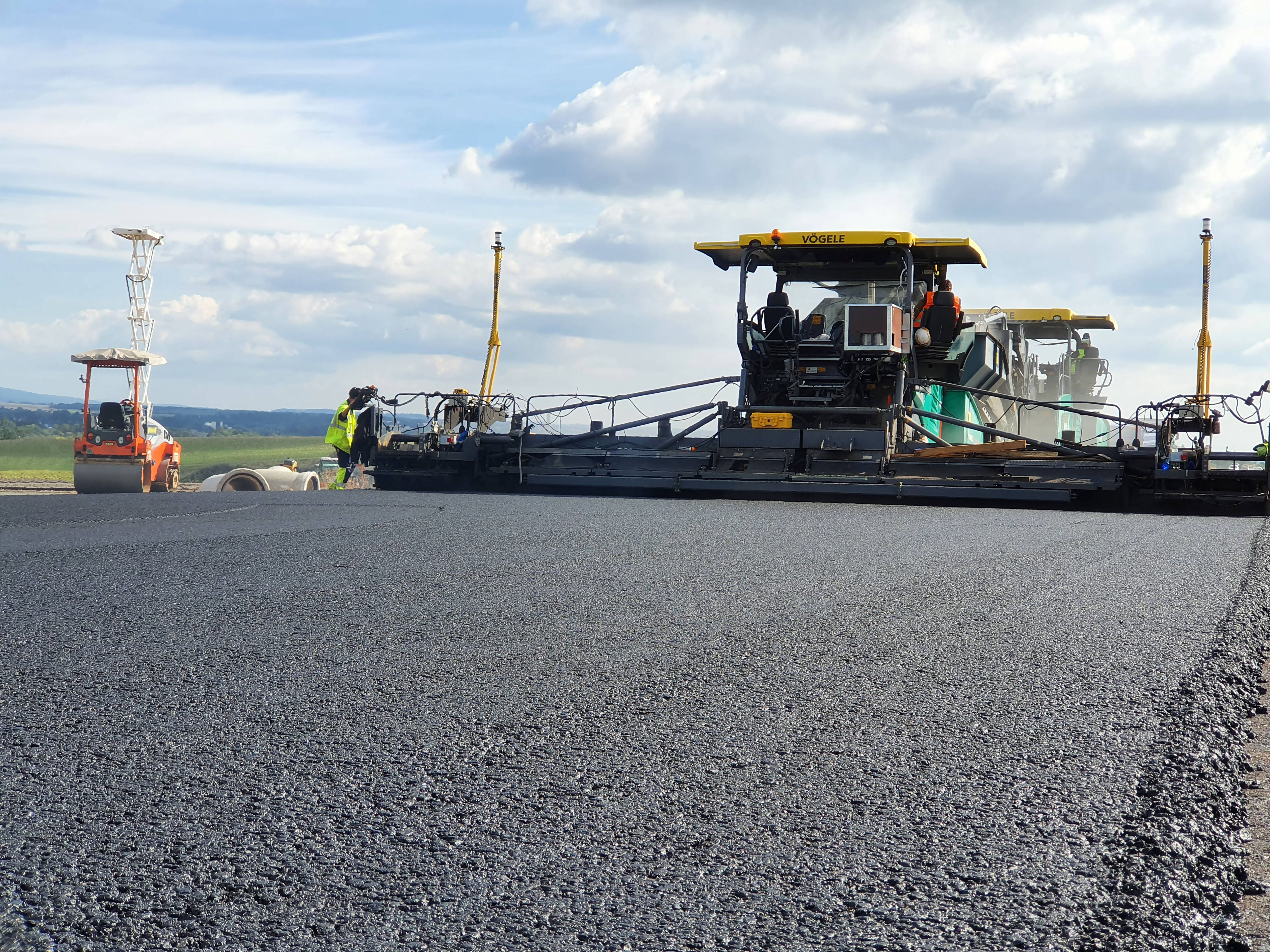 Pavimentadora de asfalto equipada com sistema de orientação 3D Trimble Roadworks a realizar trabalhos numa estrada