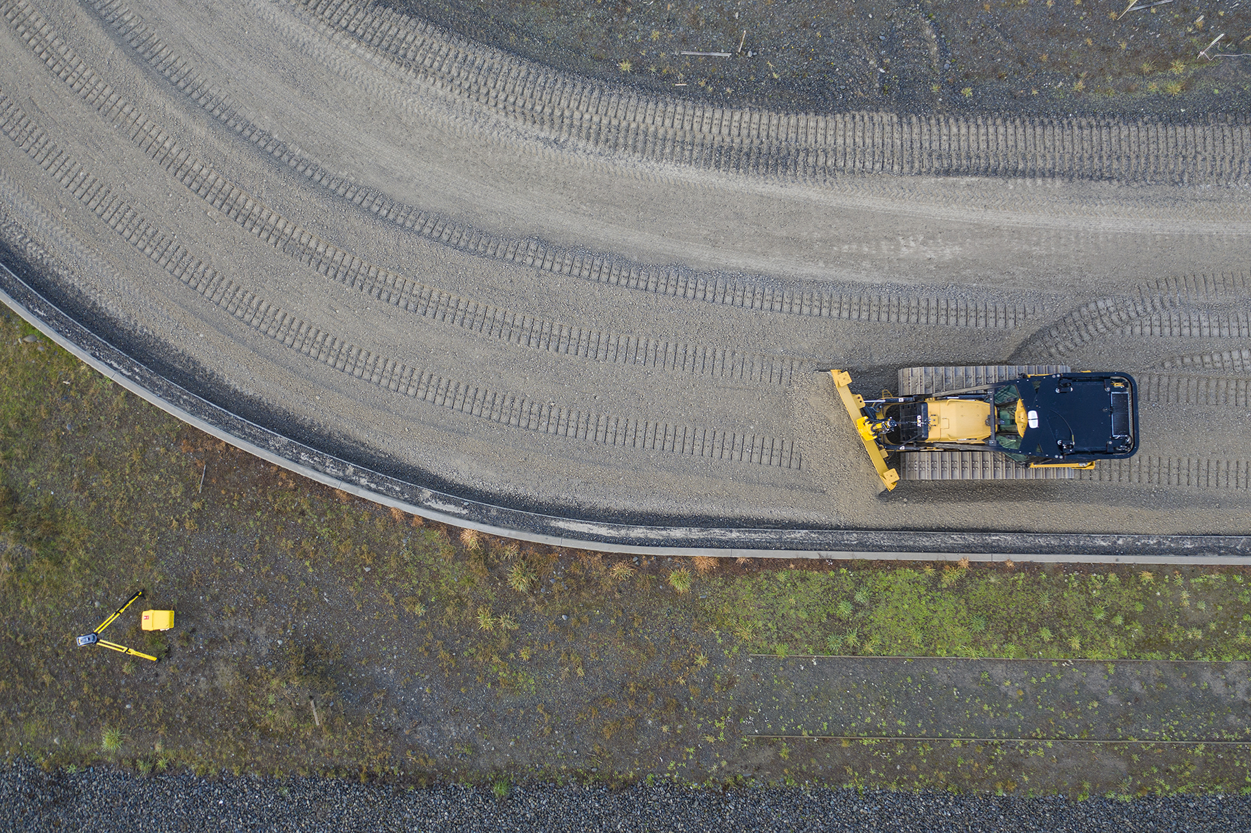 Bulldozer utilizando un Sistema de guiado 3D para trabajos de nivelación en construcción