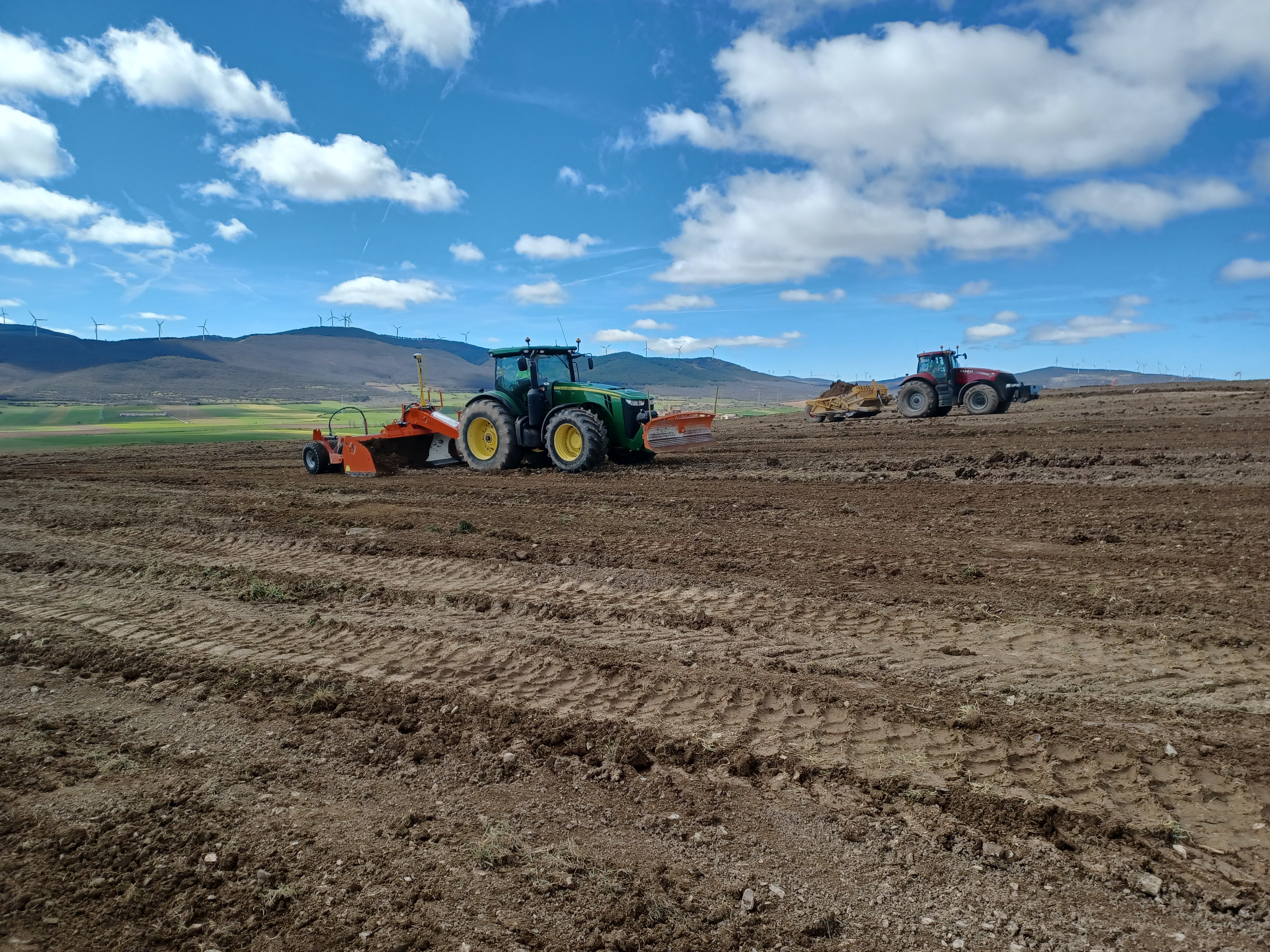 Tractores agrícolas com sistema Trimble Earthwoks 3D instalado a realizar trabalhos de construção e nivelamento