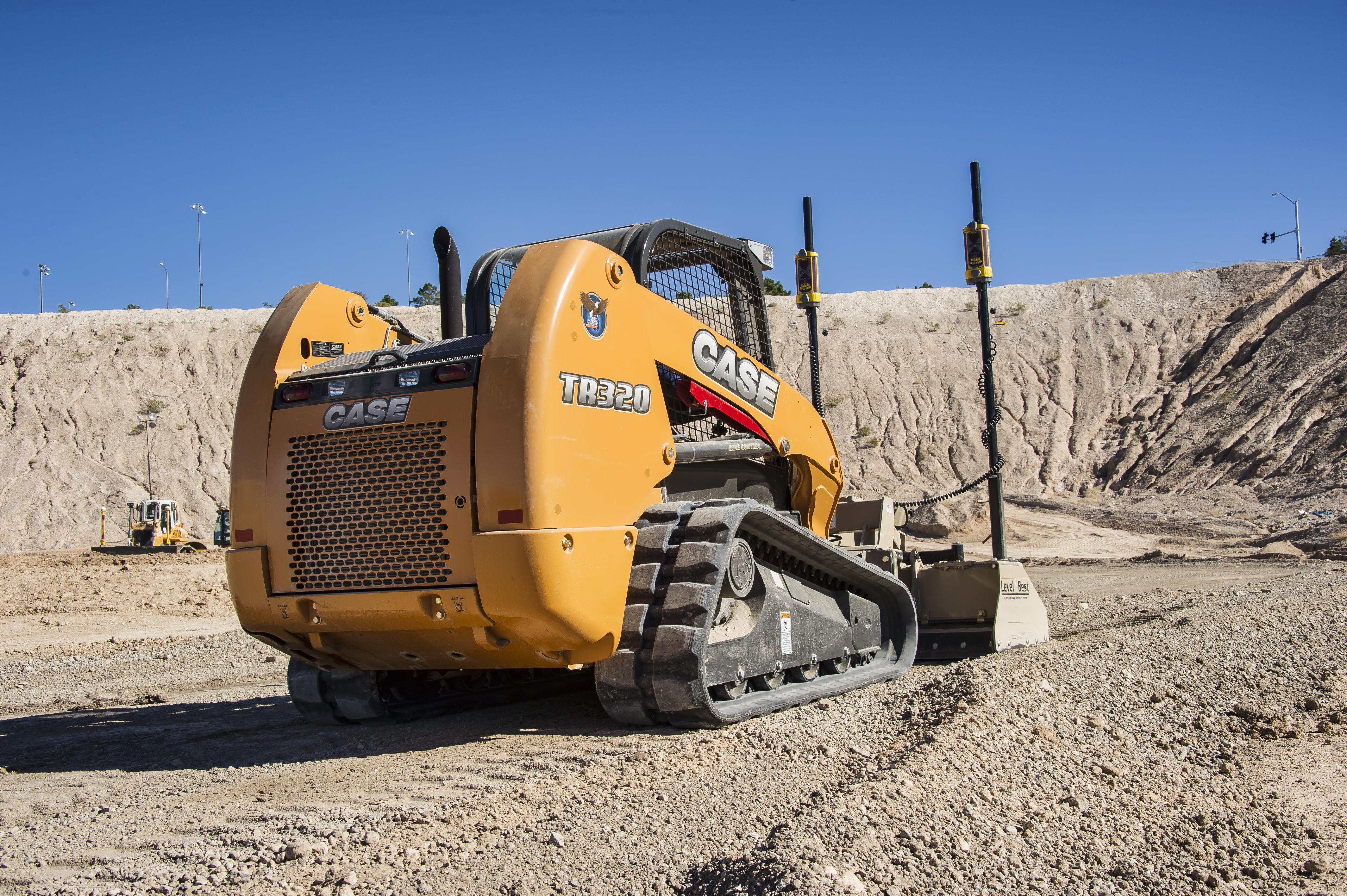 Sistema Trimble Earthworks 3D montado en una minicargadora con neumáticos resistentes, operando sobre una superficie de grava