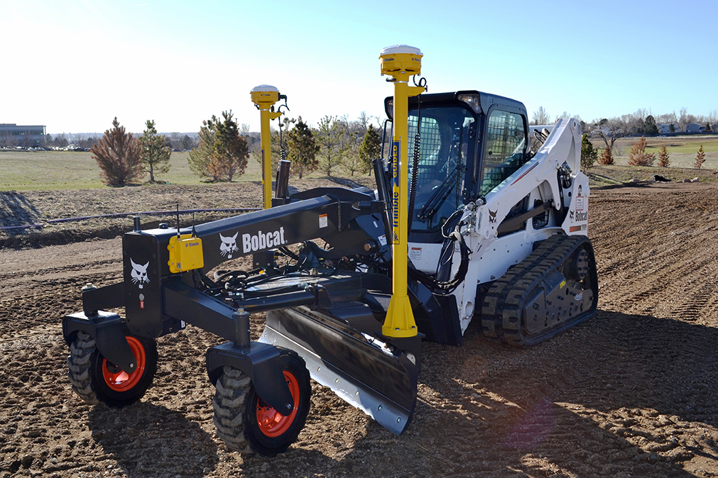 Mini carregadora com sistema Trimble Earthworks 3D em funcionamento em terreno nivelado com receptor GPS visível no topo da máquina