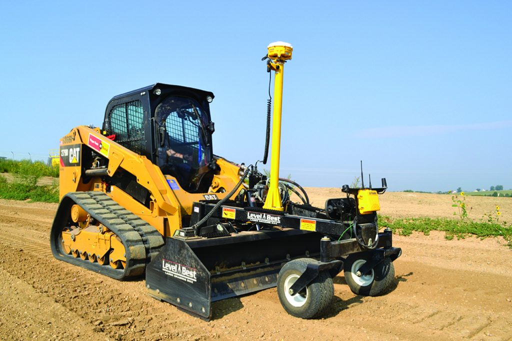 Minicargadora Caterpillar equipada con el sistema Trimble Earthworks. El receptor GPS montado en un mástil y la pantalla de control en la cabina permiten una navegación y nivelación precisas del terreno. Ideal para aplicaciones de construcción y agricultura