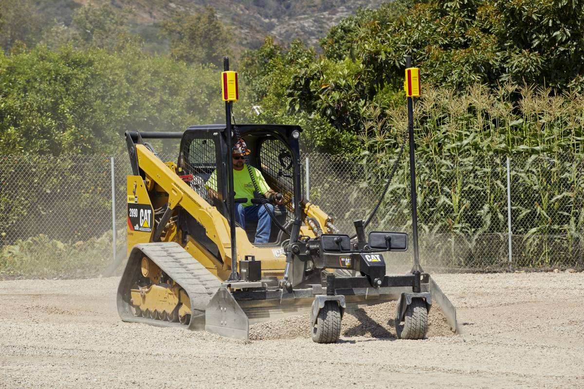 Carregadora compacta CAT no local com sistema Trimble Earthworks 2D, demonstrando precisão e eficiência nas tarefas de terraplanagem, ideal para melhorar a produtividade no seu projeto de construção