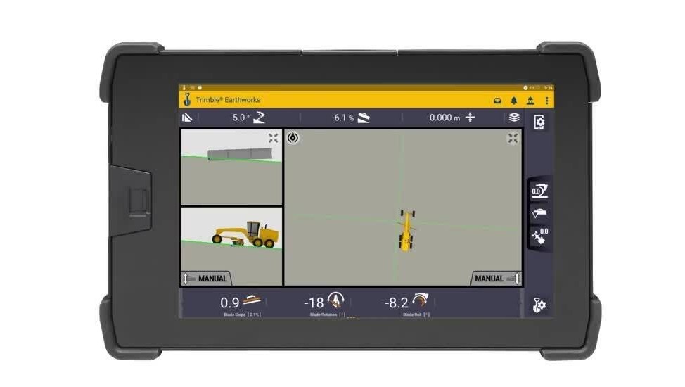 Interfaz de usuario de Trimble Earthworks 3D para motoniveladora mostrada en una tableta, destacando la precisión y tecnología avanzada para maquinaria de construcción