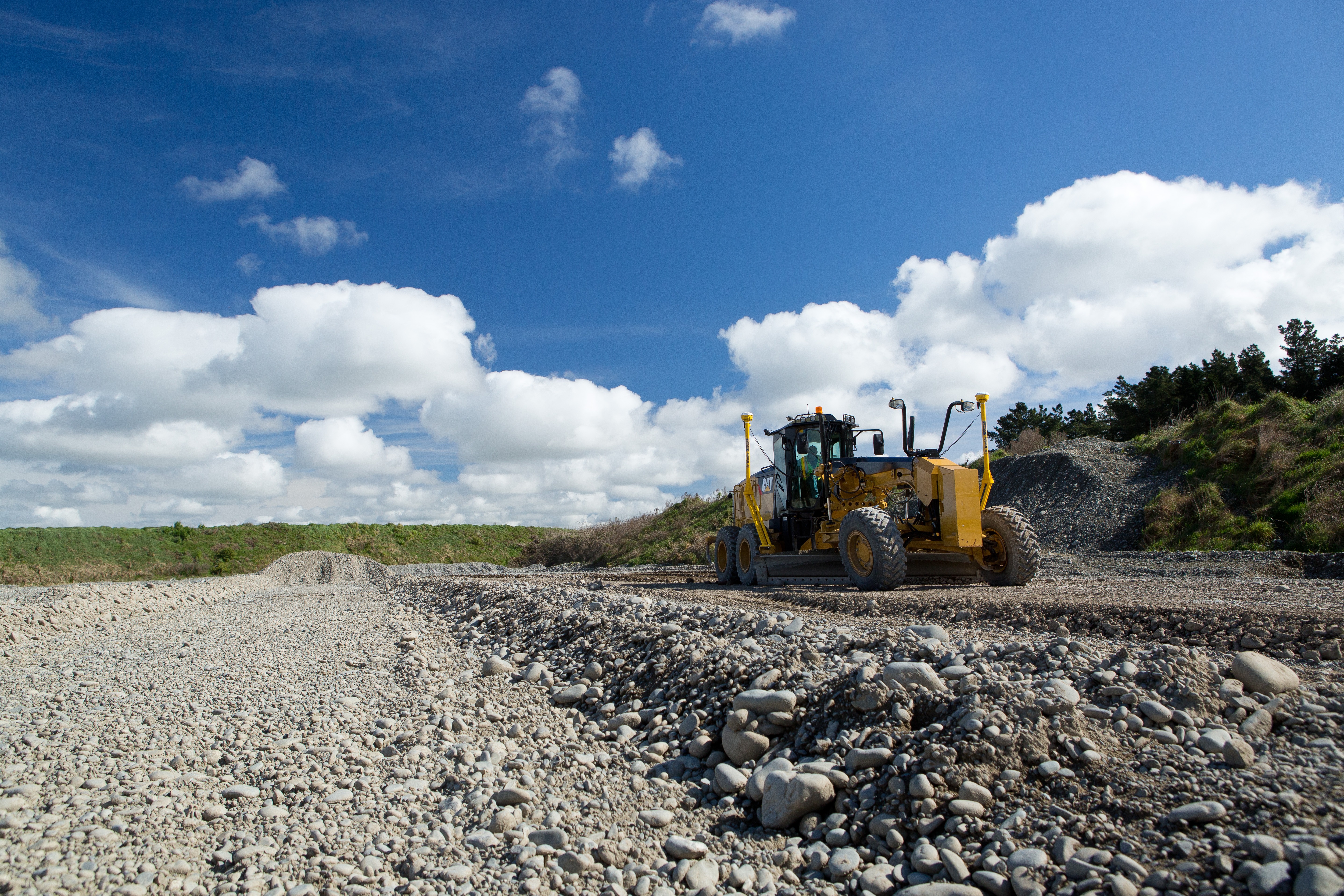 Sistema 3D Trimble Earthworks instalado numa Motoniveladora em ação num terreno em cascalho